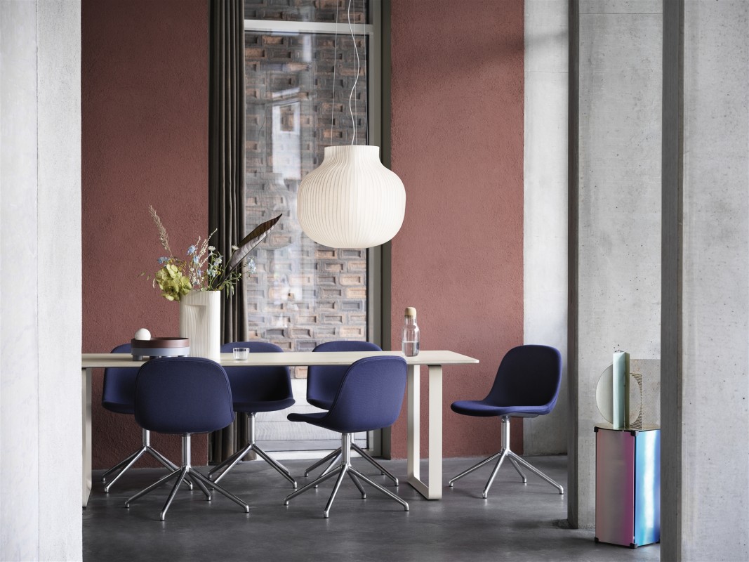 fiber-side-chair-swivel-twill-weave-780-polished-alu-70-70-table-sand-strand-pendant-ridge-vase-muuto-org