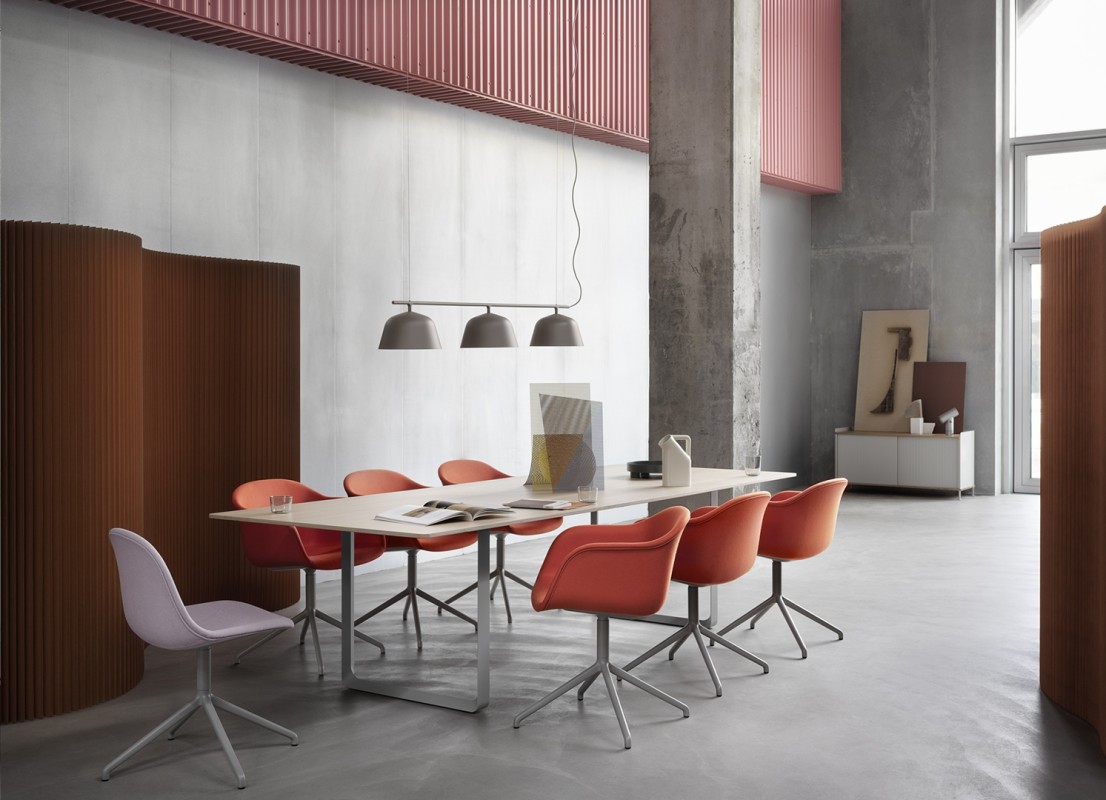 Muuto-fiber-arm-swivel-forest-nap-552-grey-fiber-side-swivel-twill-weave-620-grey-70-70-table-oak-grey-ambit-rail-muuto-org.png-W